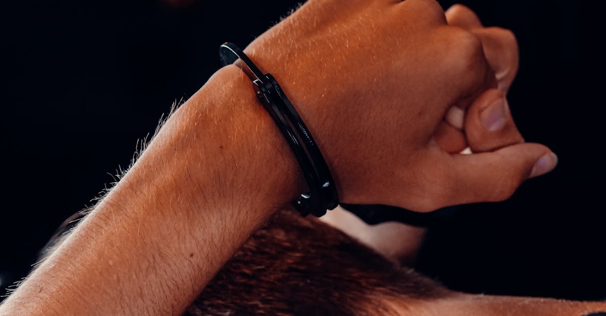 découvrez les enjeux et les conséquences de l'arrestation, un moment clé du système judiciaire. informez-vous sur les droits des personnes arrêtées et les procédures à suivre lors d'une arrestation.