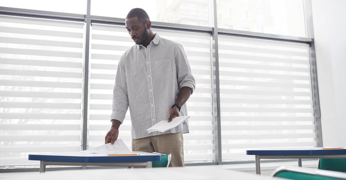 découvrez les professeurs des écoles de commerce, experts en management, finance et marketing, partageant leur expérience et leurs connaissances afin de former les leaders de demain. apprenez auprès de spécialistes passionnés et engagés dans l'innovation pédagogique.