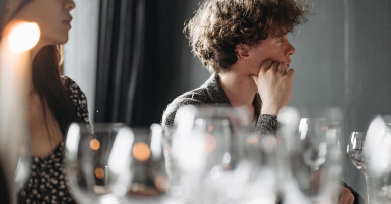 découvrez l'art des évaluations culinaires, où chaque plat est analysé avec précision et passion. explorez les critères d'évaluation, des saveurs aux textures, et apprenez à juger comme un professionnel de la gastronomie.