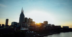 découvrez nashville, la capitale de la musique country, où l'héritage musical se mêle à une culture dynamique et à une gastronomie savoureuse. explorez ses célèbres rues, ses salles de concert emblématiques et ses attractions uniques.