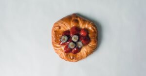 découvrez les défis passionnants du monde de la boulangerie : des recettes innovantes aux techniques artisanales, plongez dans l'univers captivant des boulangeries et relevez des challenges gourmands qui réveilleront votre créativité culinaire.