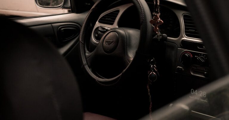 découvrez les causes et les conséquences du vol de voiture, ainsi que des conseils pratiques pour sécuriser votre véhicule et réduire les risques de cambriolage. protégez votre automobile et informez-vous sur les dernières tendances en matière de sécurité.