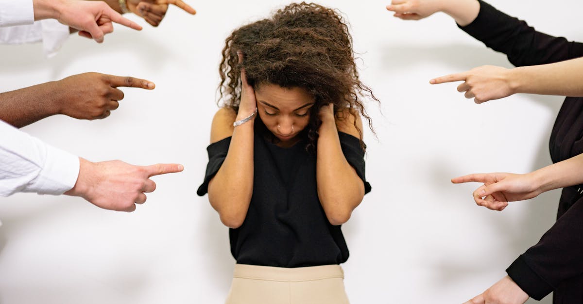 découvrez les enjeux de la discrimination dans notre société. analyse des causes, des conséquences et des solutions pour promouvoir l'égalité et le respect des droits de chacun.