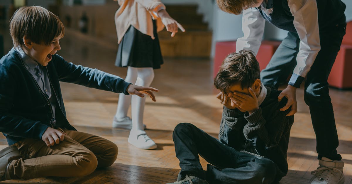 découvrez les enjeux de la discrimination dans notre société, ses formes variées et l'importance de promouvoir l'égalité et le respect de tous. informez-vous sur les luttes contre la discrimination et les initiatives visant à créer un environnement inclusif pour tous.