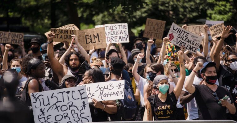 découvrez les différentes facettes de la discrimination, ses impacts sur la société et les moyens de lutter contre cette injustice. analysez les enjeux sociaux, économiques et culturels liés à la discrimination et engagez-vous pour un monde plus équitable.