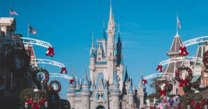 découvrez orlando, la ville magique de floride, célèbre pour ses parcs à thème emblématiques, ses attractions familiales, et son ambiance ensoleillée. explorez des aventures inoubliables, des spectacles captivants et des opportunités de détente dans cette destination prisée.