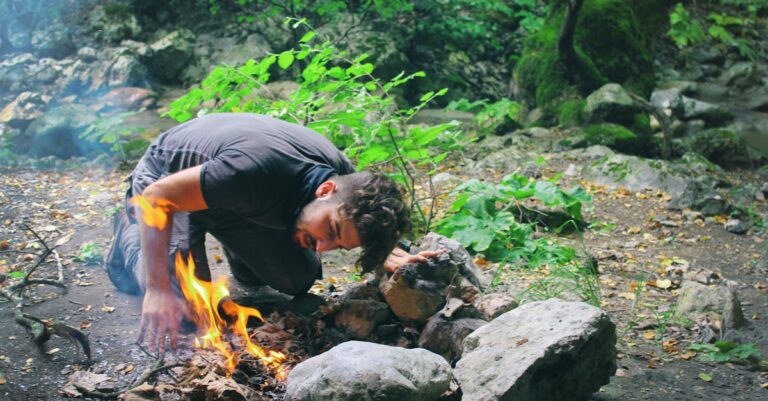 découvrez l'art du survivalisme : apprenez les techniques essentielles pour survivre en pleine nature, maîtrisez l'orientation, la recherche de nourriture, et les premiers secours. préparez-vous à toutes les situations et développez vos compétences en autonomie et résilience.