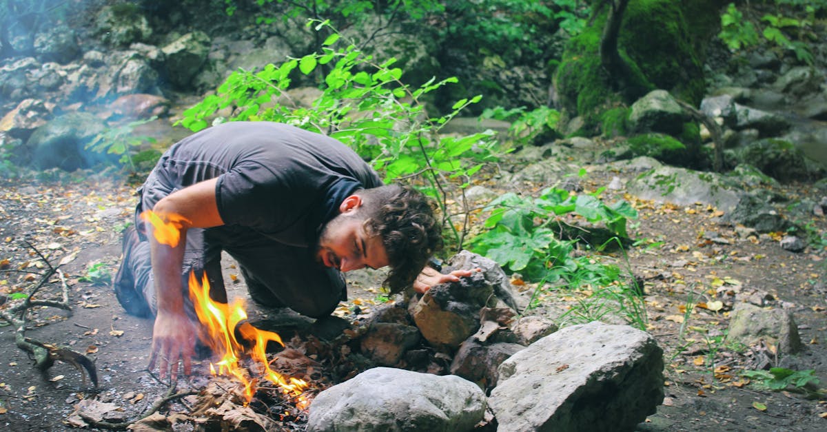 découvrez l'art du survivalisme : apprenez les techniques essentielles pour survivre en pleine nature, maîtrisez l'orientation, la recherche de nourriture, et les premiers secours. préparez-vous à toutes les situations et développez vos compétences en autonomie et résilience.