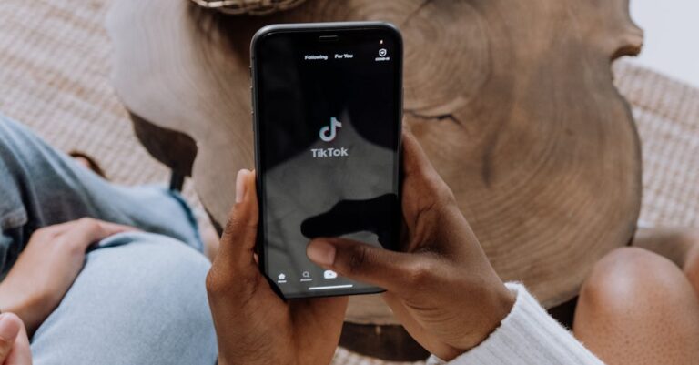 découvrez tiktok, la plateforme de partage de vidéos créatives qui vous permet d'exprimer votre talent, de suivre les dernières tendances et de vous connecter avec une communauté dynamique à travers le monde. partagez vos moments préférés en un clin d'œil et plongez dans un univers de contenu divertissant !