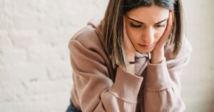 explorez le concept d'incertitude, ses implications dans divers domaines tels que la science, la psychologie et l'économie, et découvrez comment naviguer dans un monde plein de mystères et de surprises.