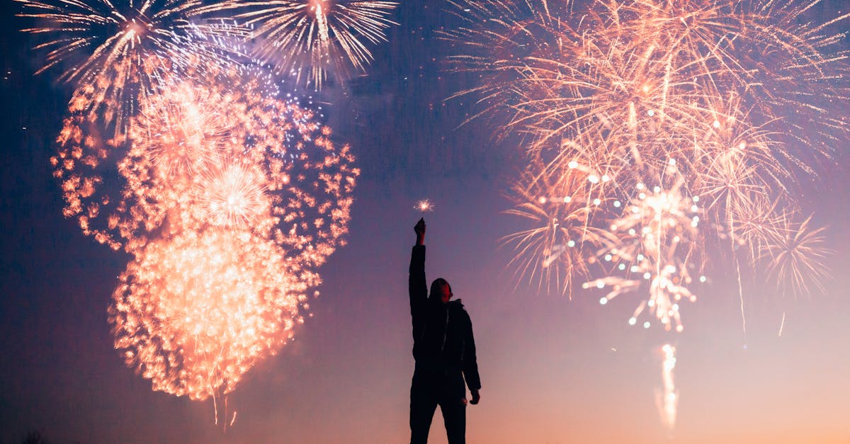 découvrez l'art éclatant des feux d'artifice, une célébration visuelle qui illumine le ciel nocturne avec des couleurs scintillantes et des motifs envoûtants. que ce soit pour une fête nationale, un mariage ou tout autre événement spécial, plongez dans l'univers magique des spectacles pyrotechniques.