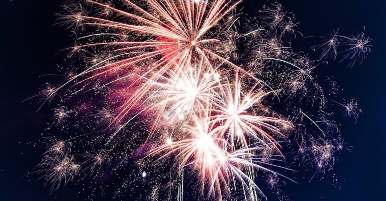 découvrez l'univers fascinant des feux d'artifice : spectacles éblouissants, histoire des pyrotechnies et astuces pour profiter pleinement de chaque explosion de lumière. un voyage artistique au cœur des nuits étoilées.