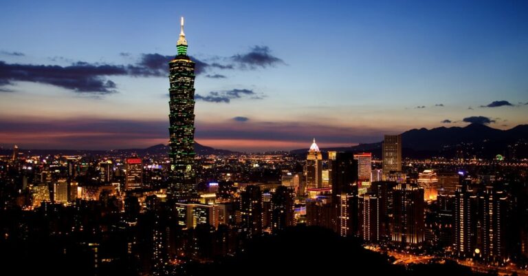 découvrez taiwan, une île fascinante mêlant modernité et traditions ancestrales. explorez ses vibrantes villes, ses paysages époustouflants et sa délicieuse cuisine. plongez dans la culture riche et profitez d'une expérience unique au cœur de l'asie.