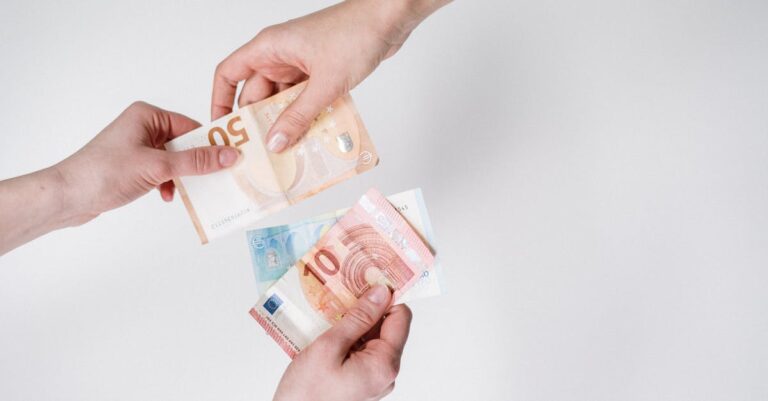 découvrez les enjeux et les stratégies des négociations commerciales internationales. apprenez comment ces discussions façonnent les relations économiques entre les pays et influencent le commerce mondial.